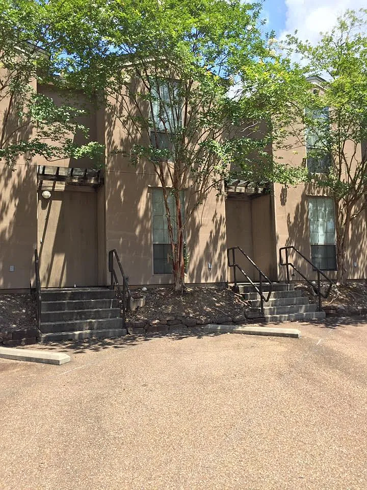 409 W Alabama Ave — Photo 1