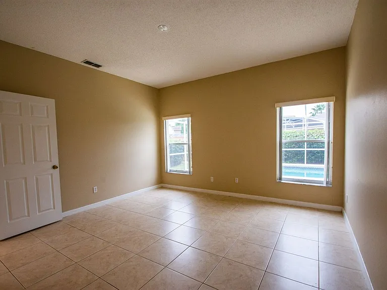 421 Lockbreeze Dr — Photo 14
