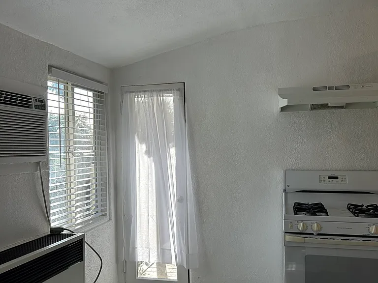33141 Case St #C — Photo 3