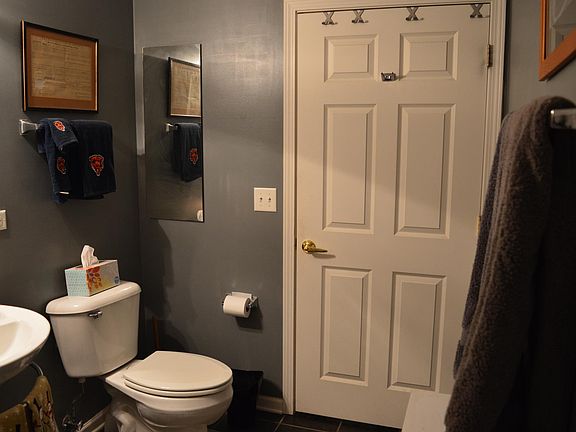 5th image of 3224 N Kilbourn Ave Unit 11