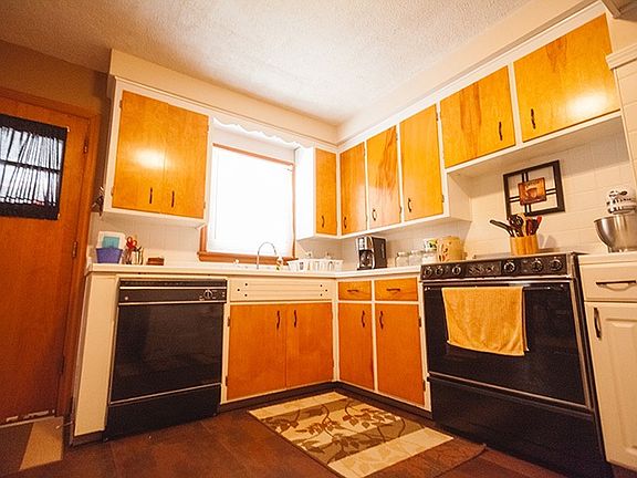 4th image of 215 N Oak Knolls Ave