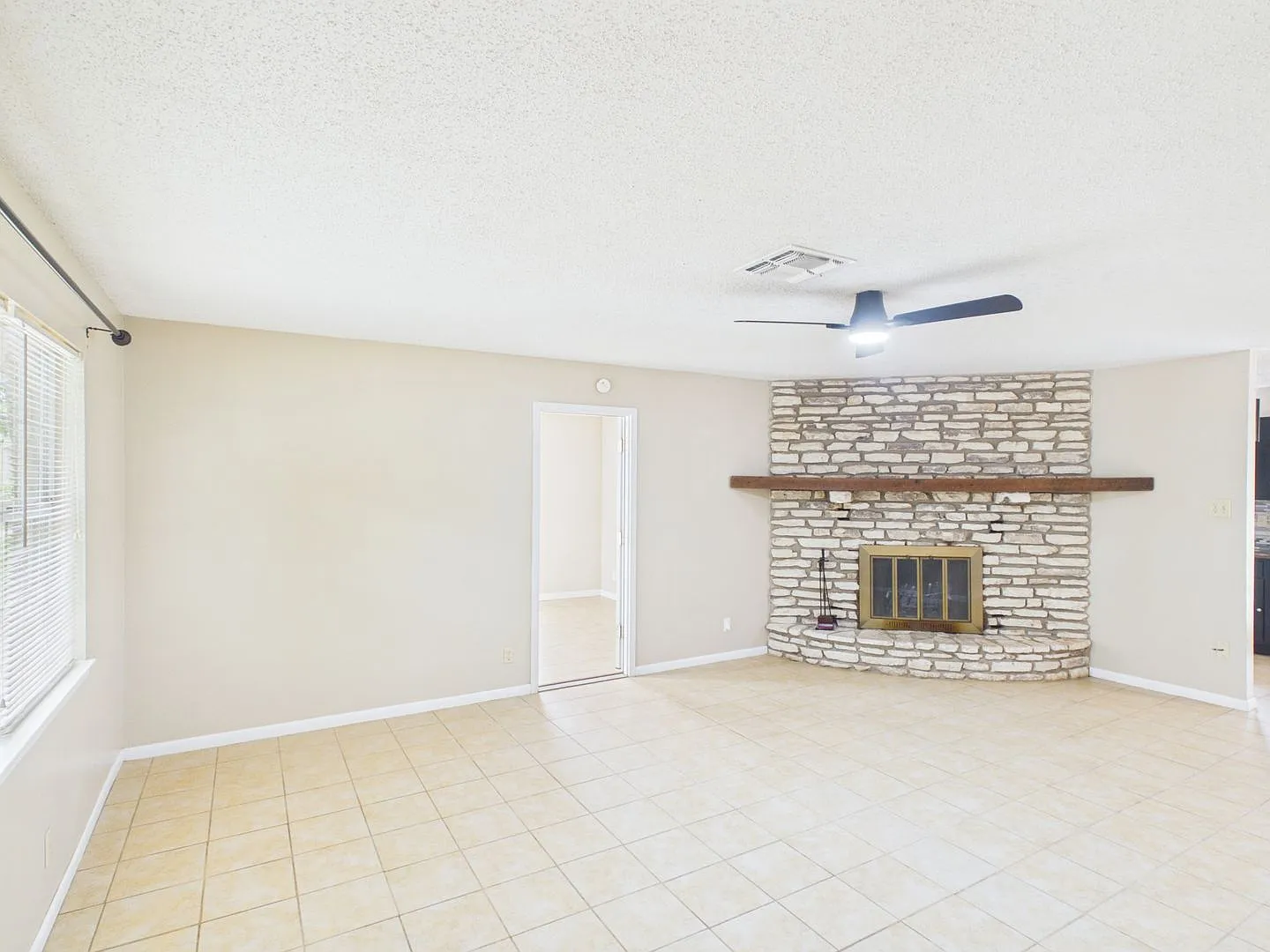 Room to Live, Room to Relax Spacious 3-Bedroom Home — Photo 3
