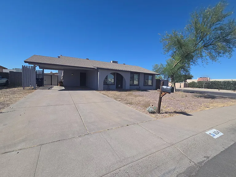 804 W Colgate Dr — Photo 2
