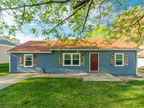 1305 Country Club Dr, Pleasant Hill, MO 64080