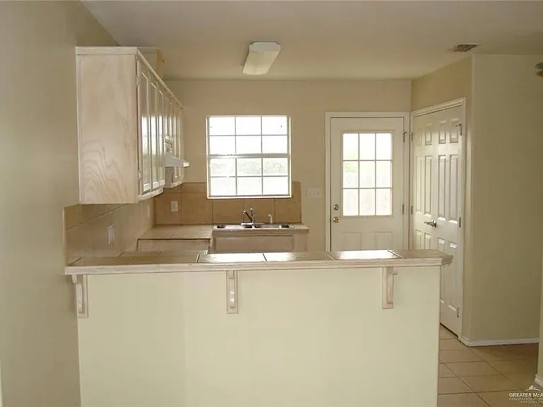 719 Sherryl Ave — Photo 5