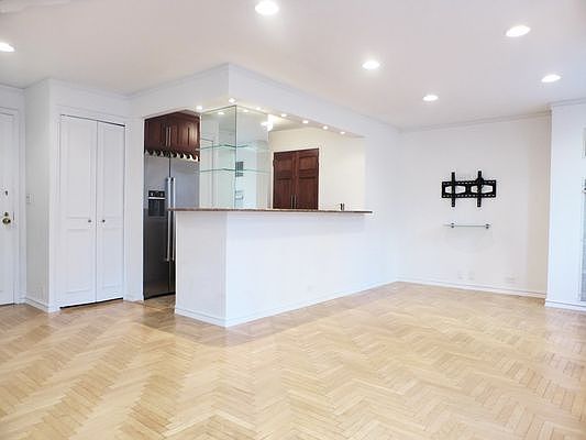 3rd image of 106 Central Park S APT 9H