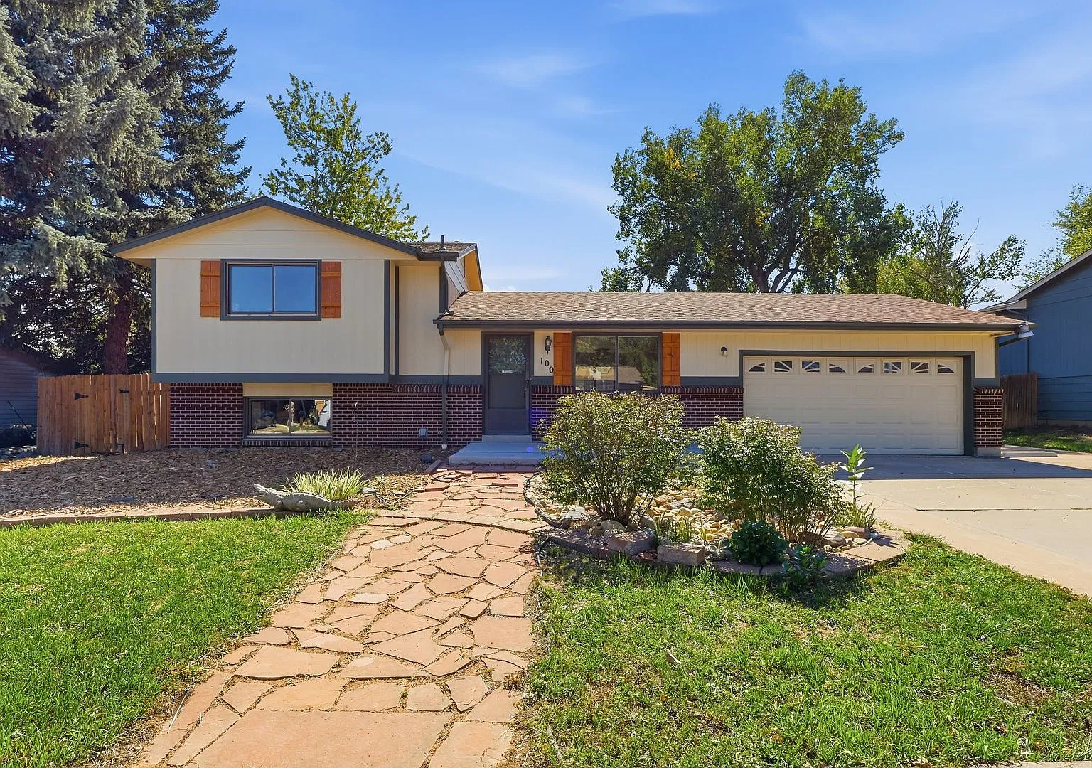 3 bed 2 bath tri-level in Acres Green! — Photo 2