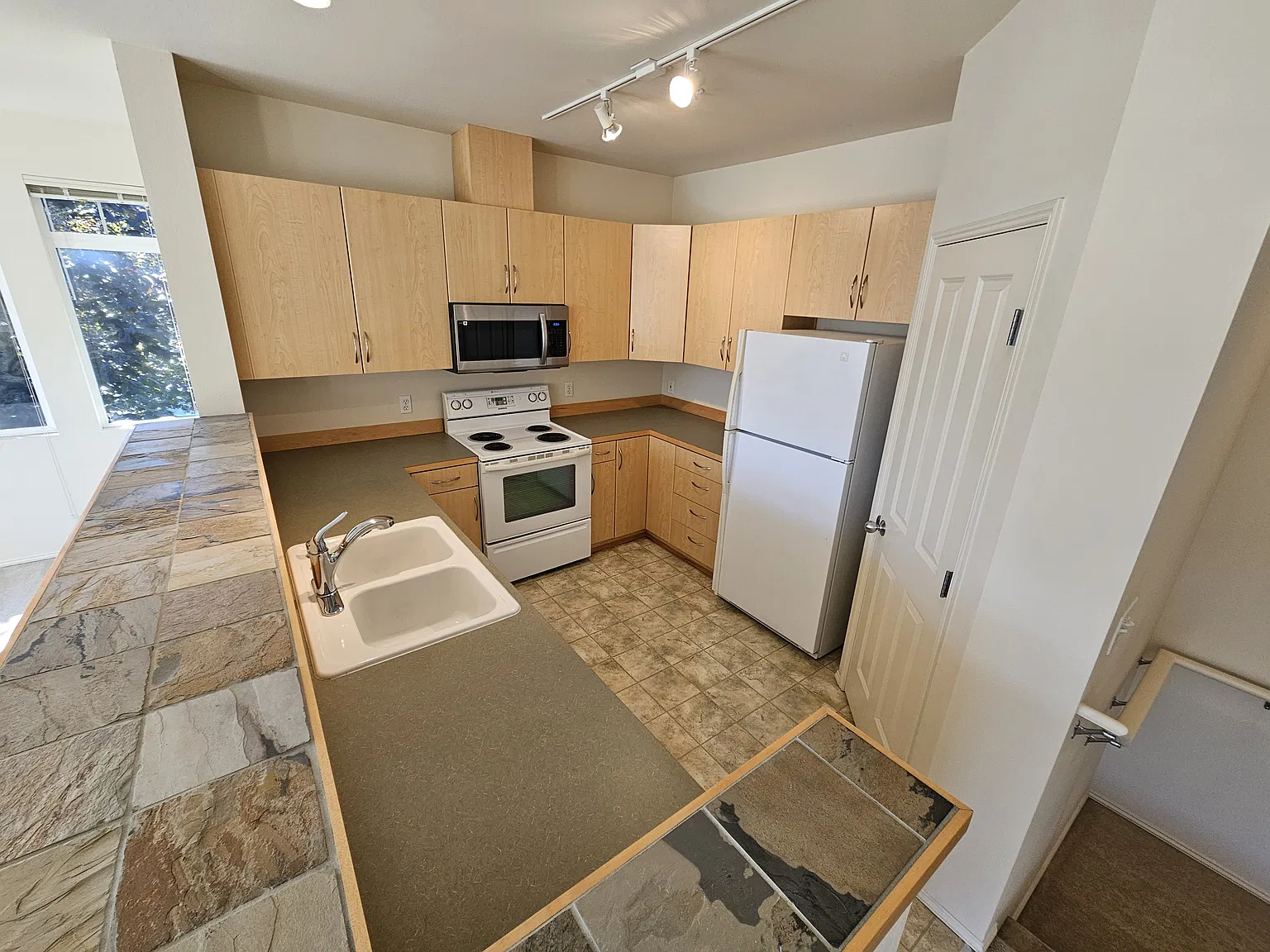 2 bed, 988 sqft, $2,550 — Photo 3