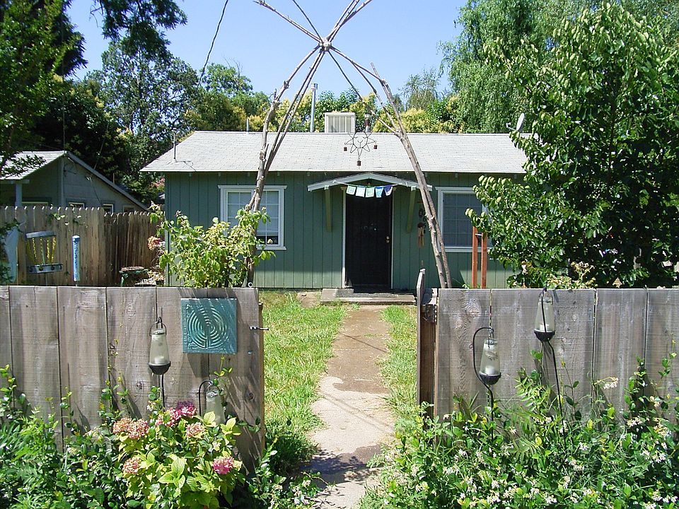 1738 Oleander from outside the gate (in the parking area)