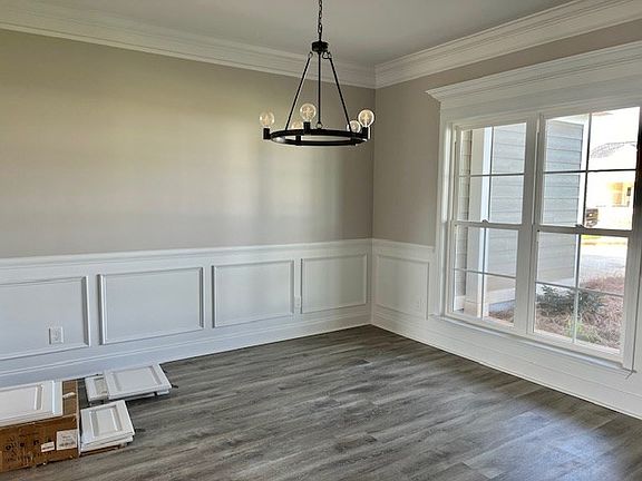 3rd image of 118 Hillgrove Ln