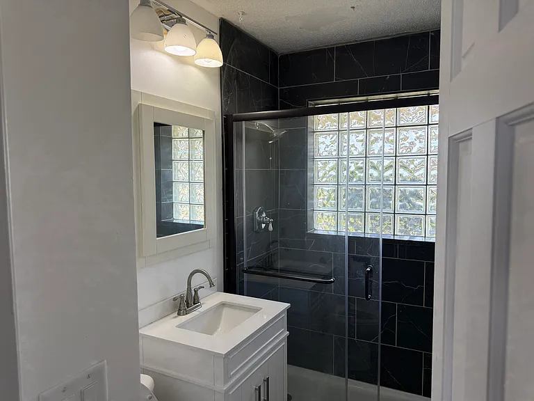 1524 Richmond Ave — Photo 6