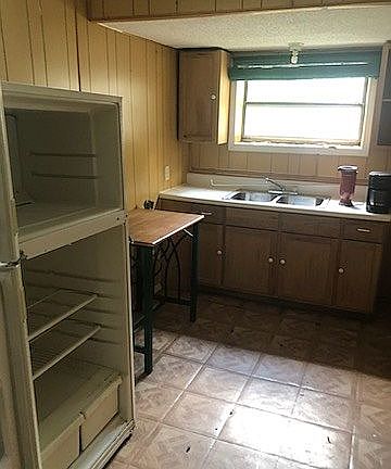 3rd image of 606 S Hutchinson Ave