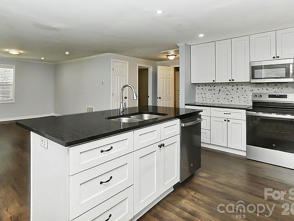 2nd image of 2941 Reid Ave