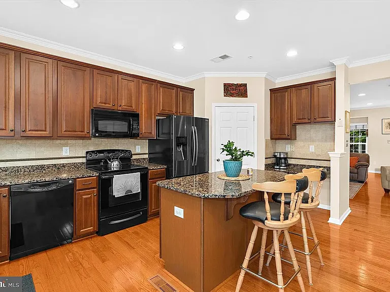 300 Dixon St #402 — Photo 5