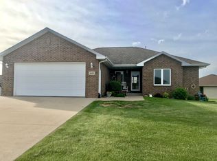 1138 Hansel Cir, Peosta, IA 52068