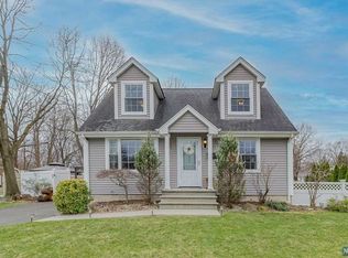 23 Poplar St, Bloomingdale, NJ 07403