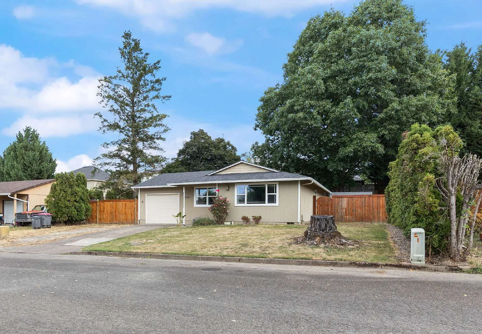 3 bed, 1.0 bath, 1024 sqft, $2,100 — Photo 2