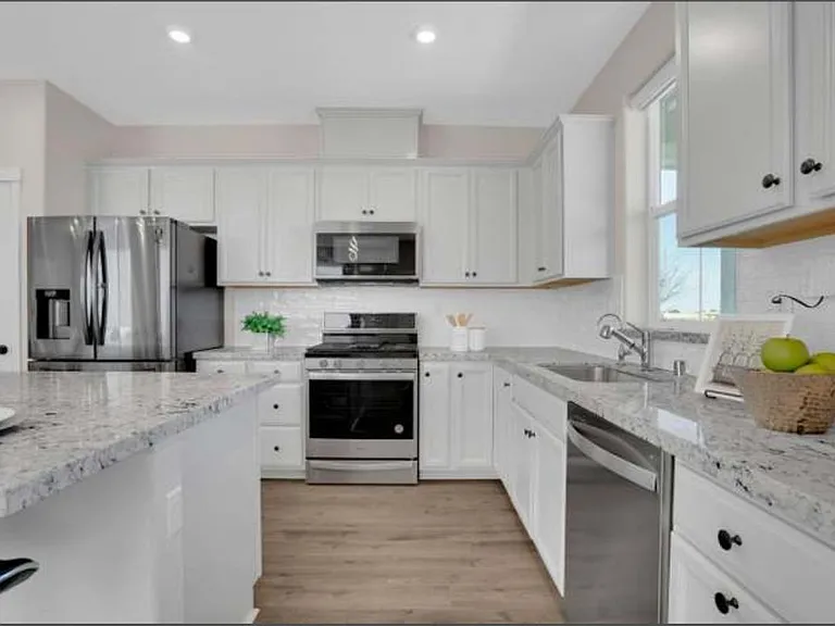 128 E McClintock Ln — Photo 4