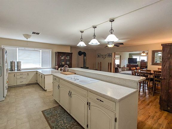 3rd image of 903 Terrace Dr