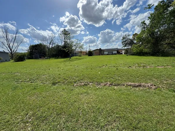 607 Taylor Cir, Douglas, GA 31533