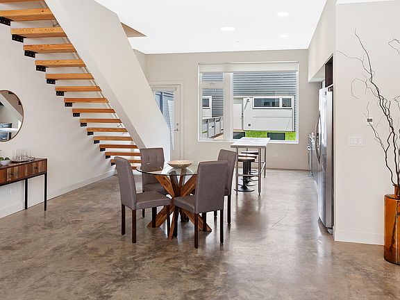 5th image of 2637 N Hamlin Ave