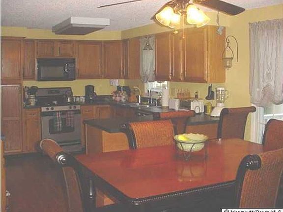 Spacious Eat In Kitchen