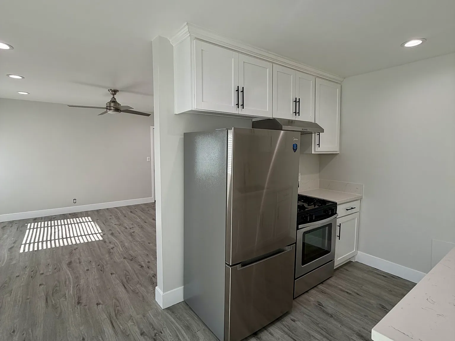 2 bed, 820 sqft, $2,300 — Photo 3