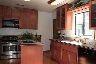 4th image of 798 Bourn Dr