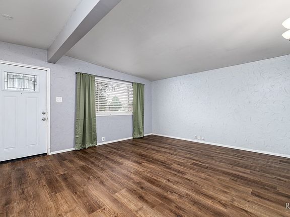 4th image of 2309 Oxford Cir