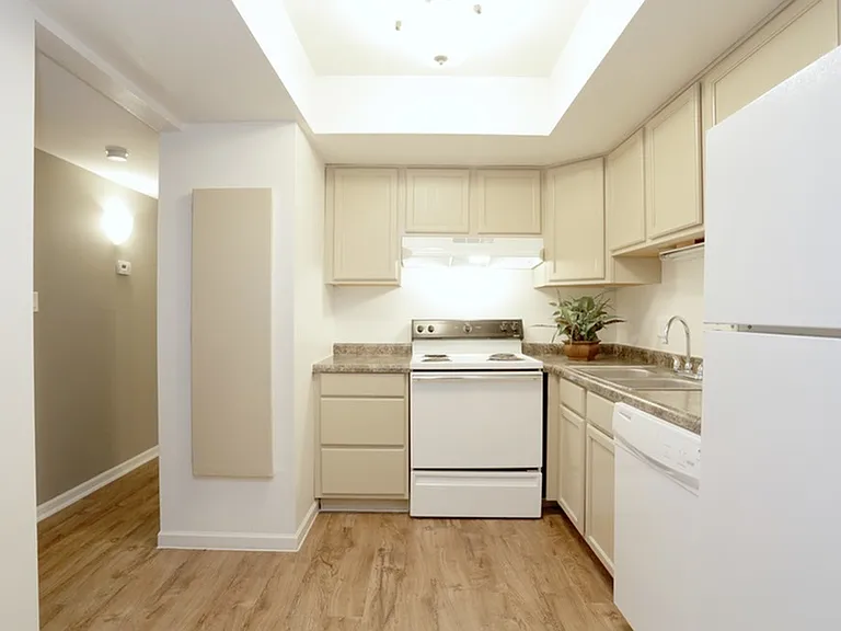 2BR, 1BA - Kitchen Side