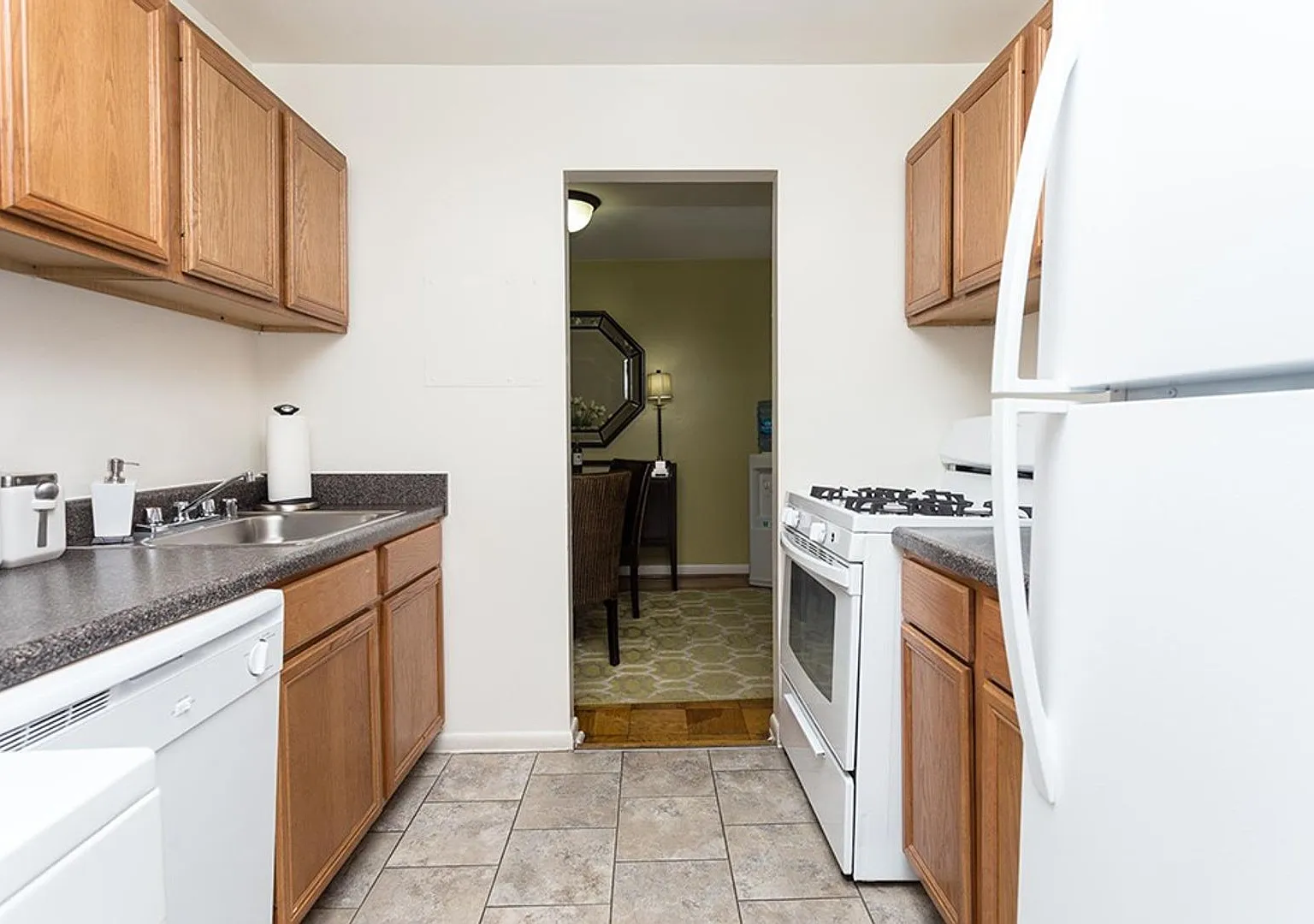 Strathmore House Apartments — Photo 4