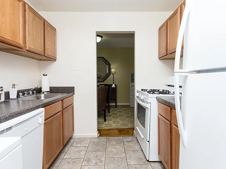 Strathmore House Apartments — Photo 4