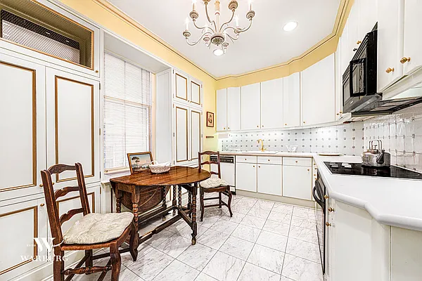 Sold by Warburg | media 32