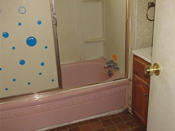 5th image of 913 Blandina St
