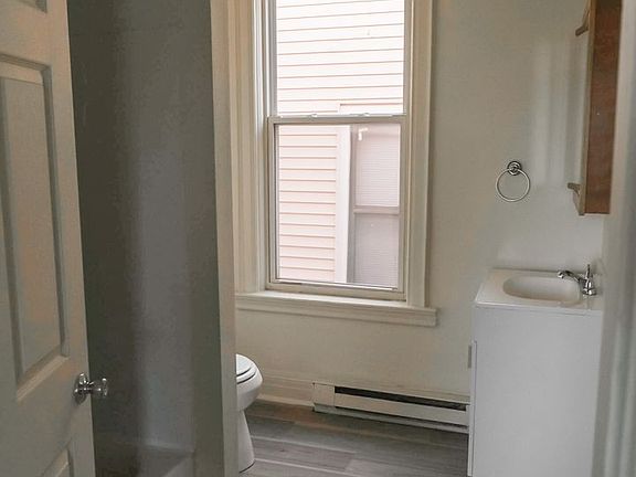 4th image of 68 Vliet St Unit 3