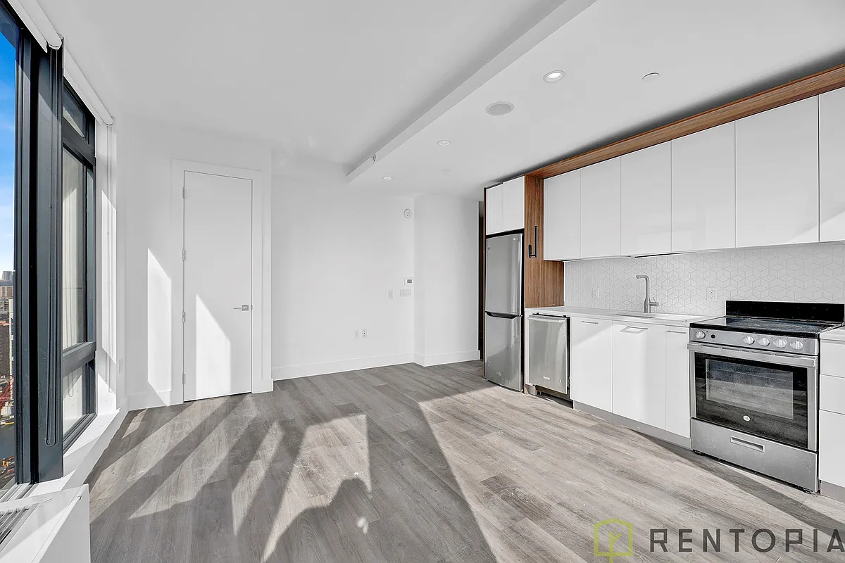 Building Photo - 224 E 135th St #2507S