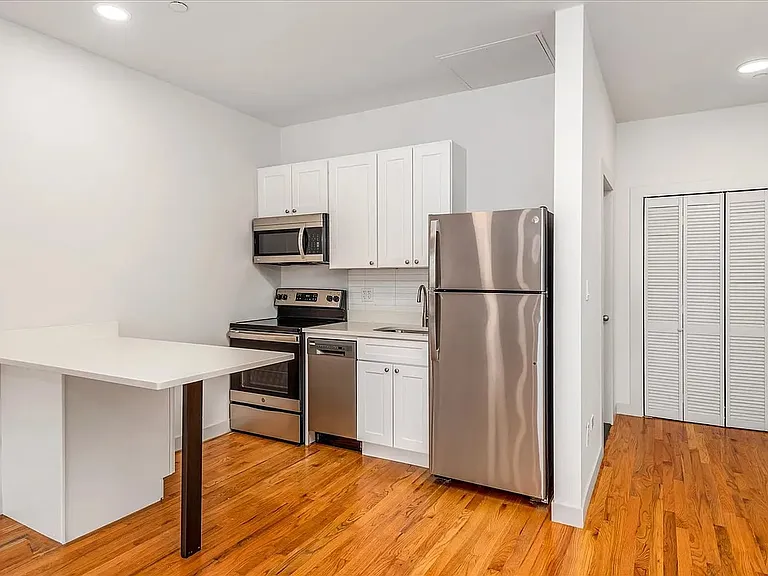 5110 Vernon Blvd #1C — Photo 2