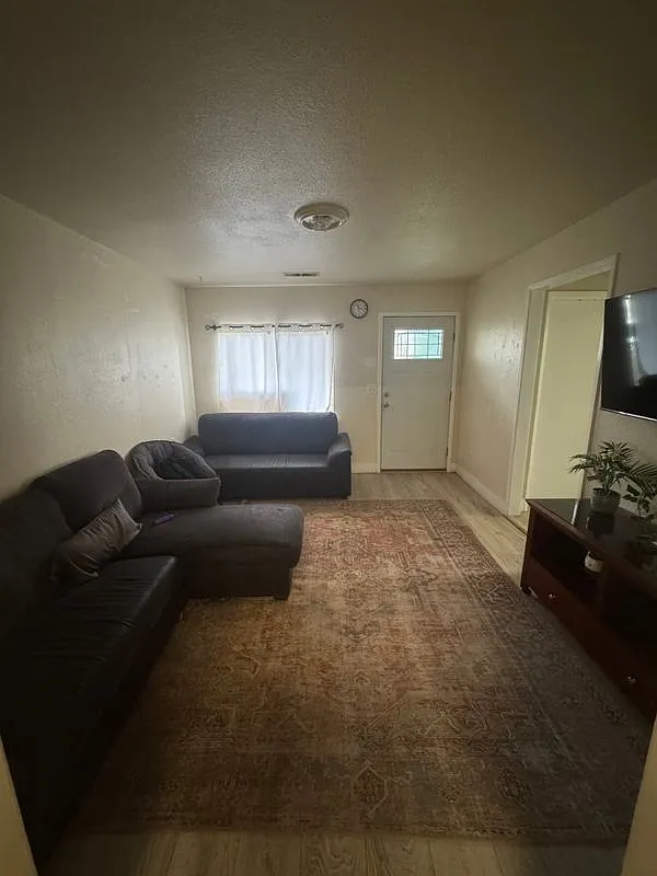 2 bed, 1.0 bath, 864 sqft, $1,600 — Photo 2