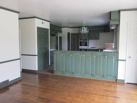 Eat-in kitchen w/ slider to large slate patio