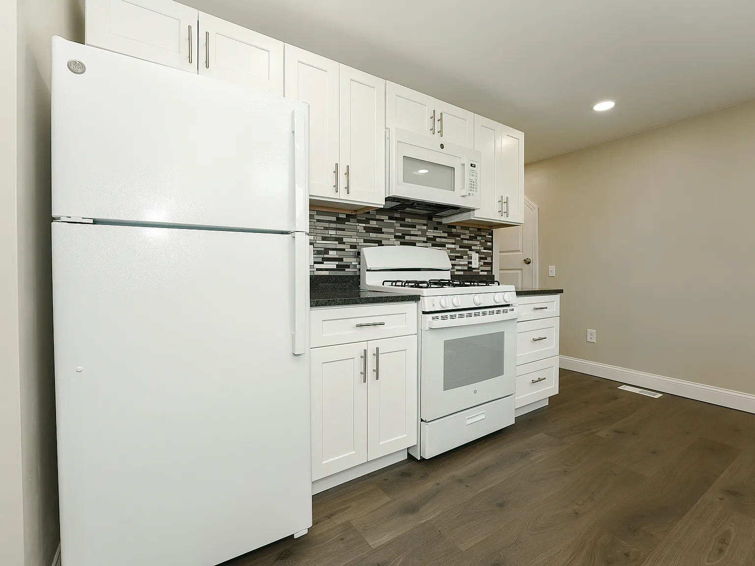2 bed, 675 sqft, $2,300 — Photo 2