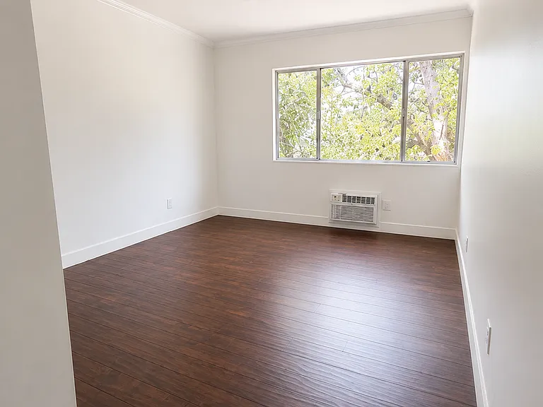5245 Bakman Ave #9 — Photo 17
