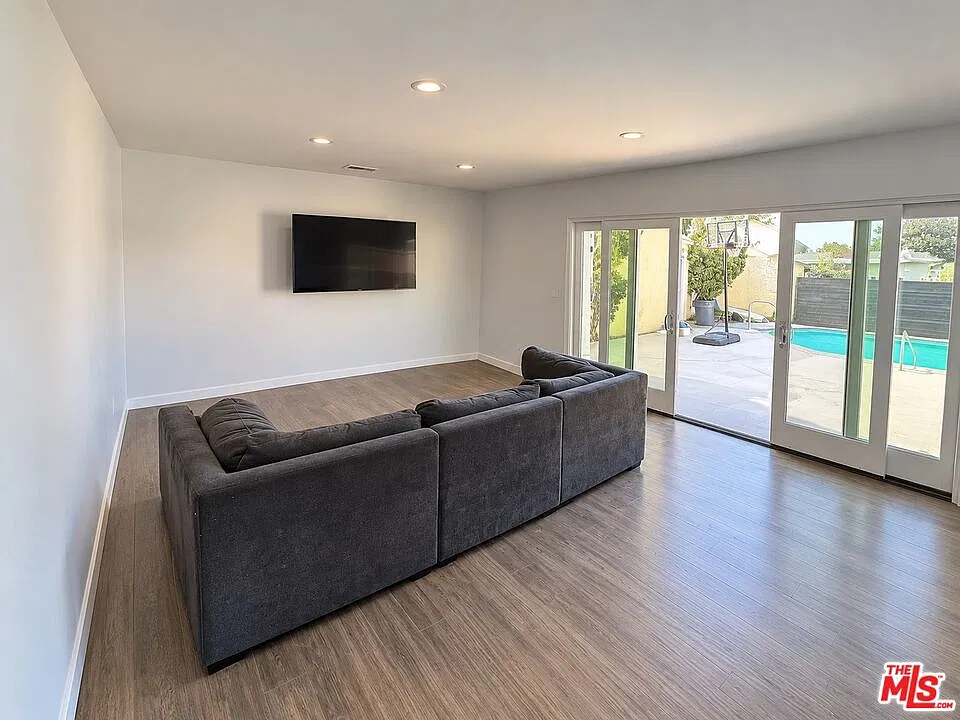 3 bed, 1.5 bath, 1900 sqft, $5,095 — Photo 2
