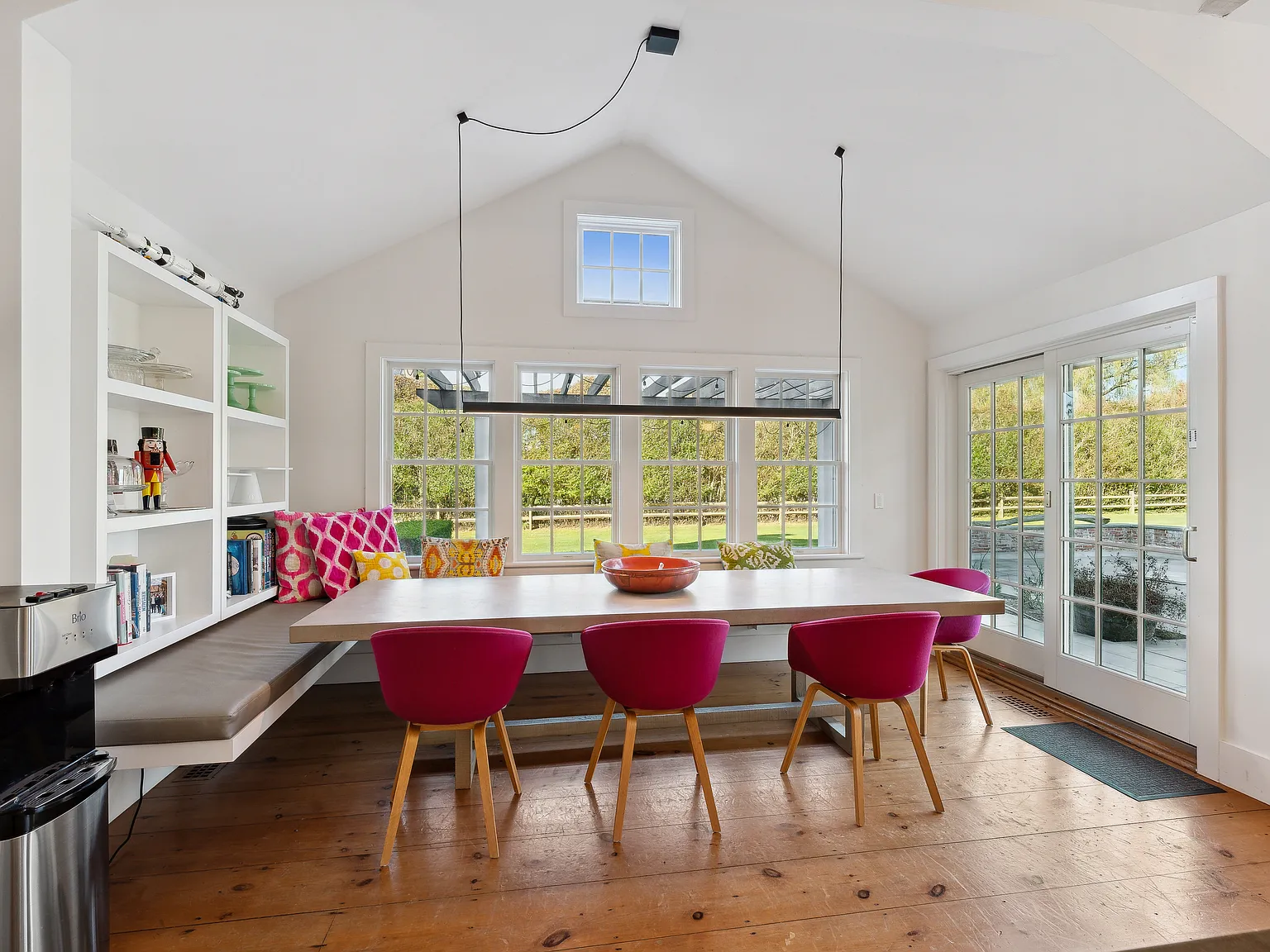 South Of Highway Renovated Farmhouse — Photo 4