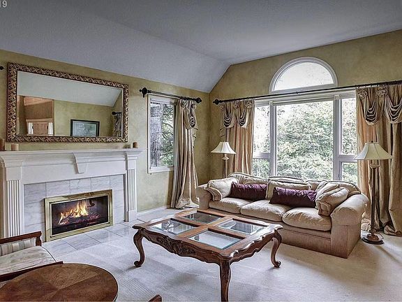 5th image of 19695 Wildwood Dr