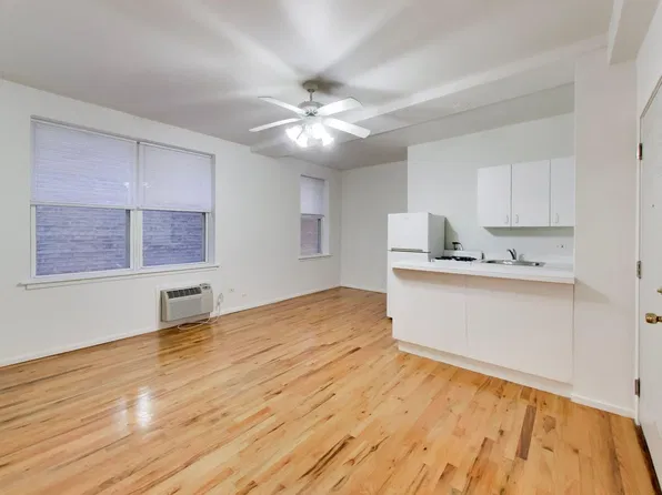 The Ambassador, 5959 N Kenmore Ave APT 307, Chicago, IL 60660