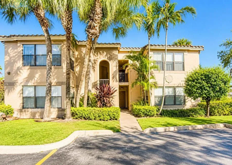 1 bed, 1.0 bath, 805 sqft, $2,000 — Photo 1