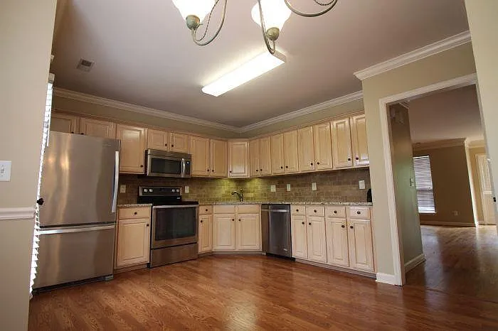 3 bed, 2.5 bath, 1972 sqft, $2,250 — Photo 3