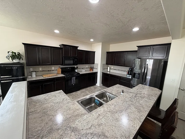 3577 SW Pumice Stone Ave — Photo 4