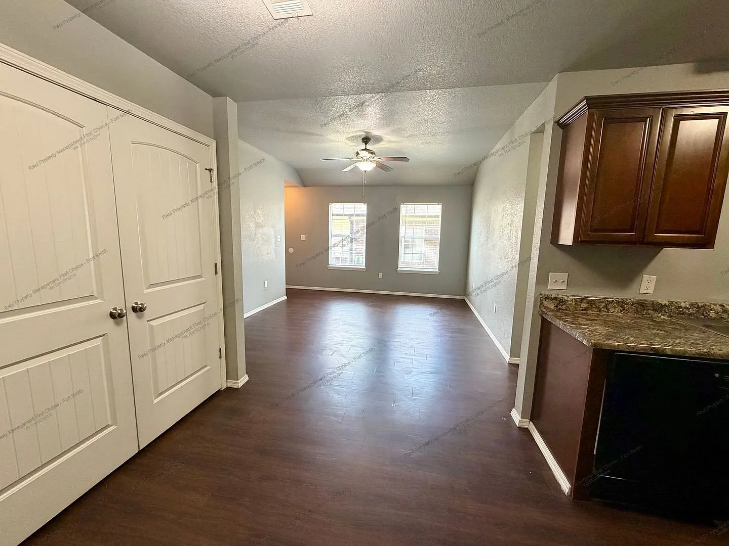 3 bed, 2.0 bath, 1232 sqft, $1,300 — Photo 4