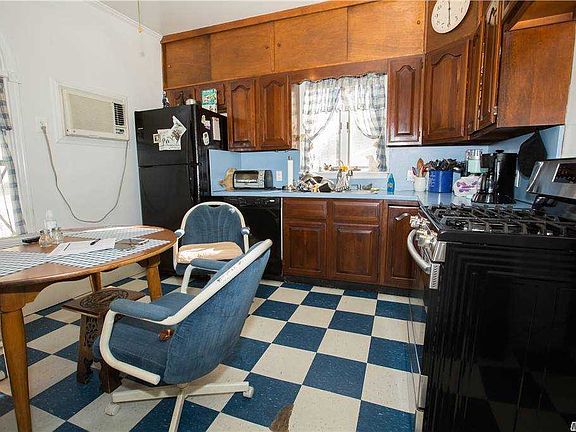 5th image of 18 Red Spring Ln